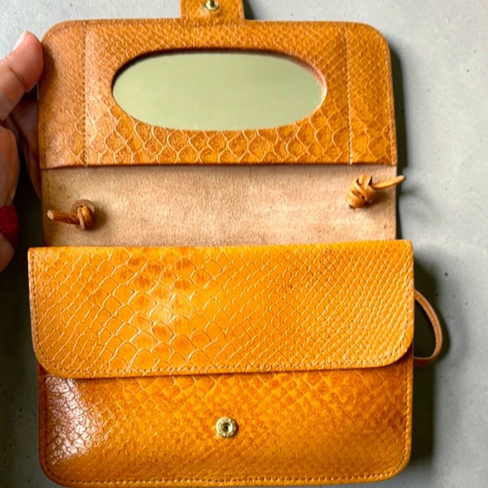 MUNDI small vintage Tan leather clean Crossbody Bag with Flap Closure - Picture 8 of 13